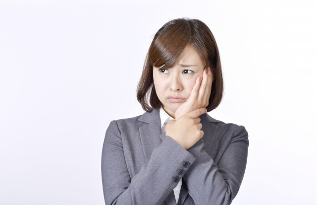 顎関節症の女性の写真